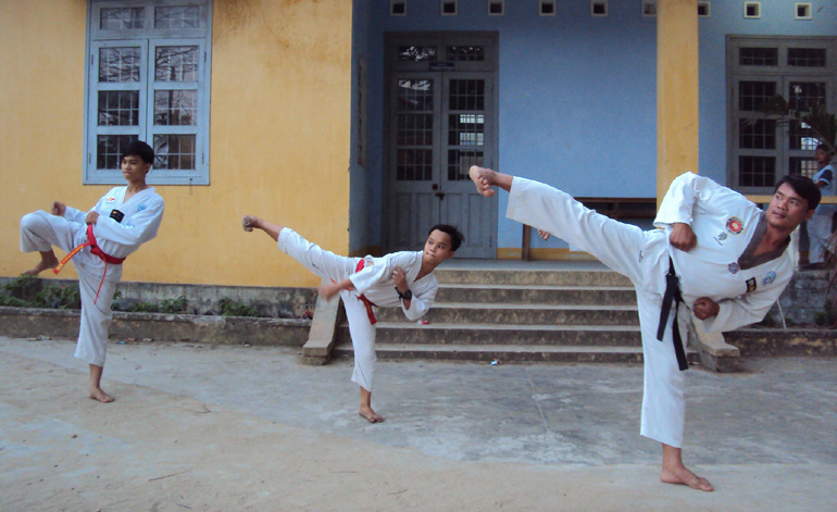 Thầy giáo tâm huyết truyền dạy Taekwondo